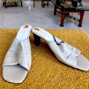 NWT Liz Claiborne ivory heels sz 7